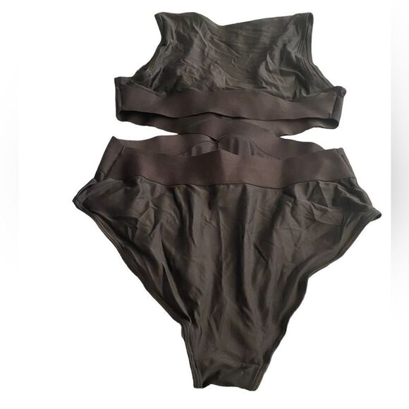 H&M med V-neck swimsuit. Two-part section at back, cut-out sections at sides - Picture 10 of 11